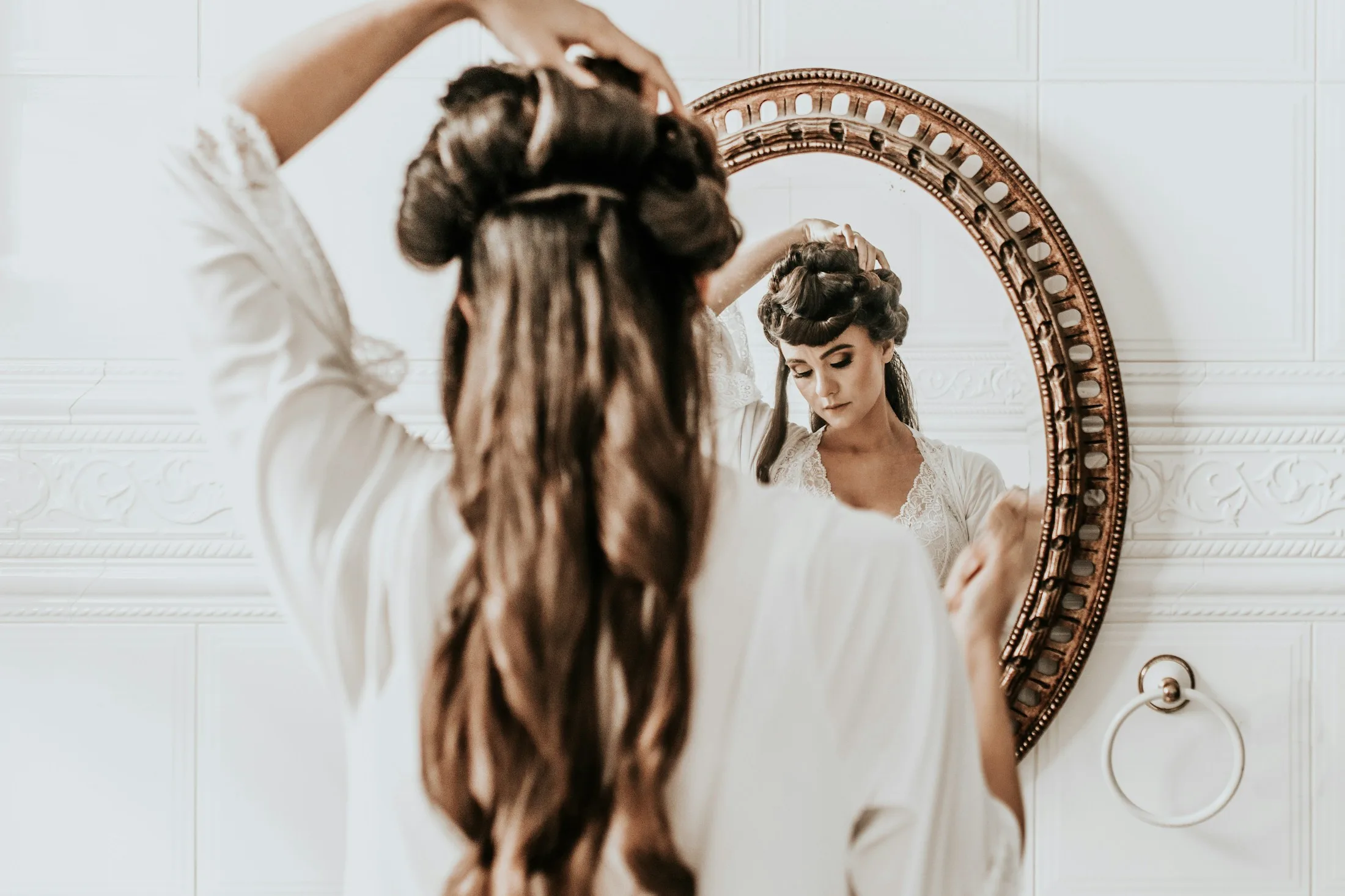 Coiffure travaillée avec précision devant un miroir