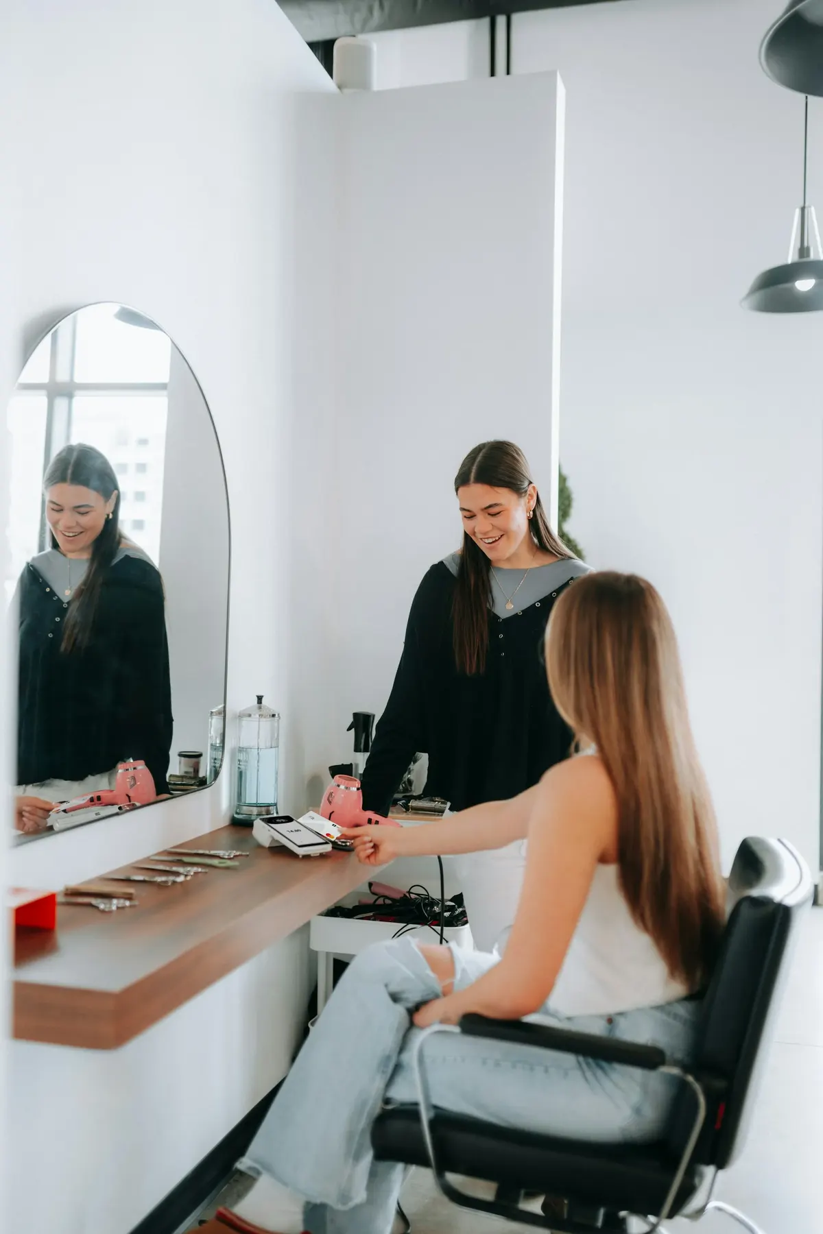 Échange entre une coiffeuse et sa cliente au miroir