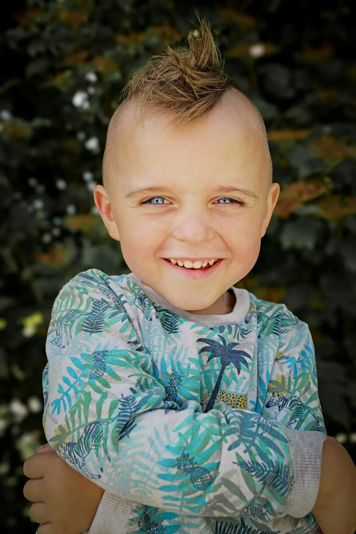 Enfant souriant avec une coupe courte