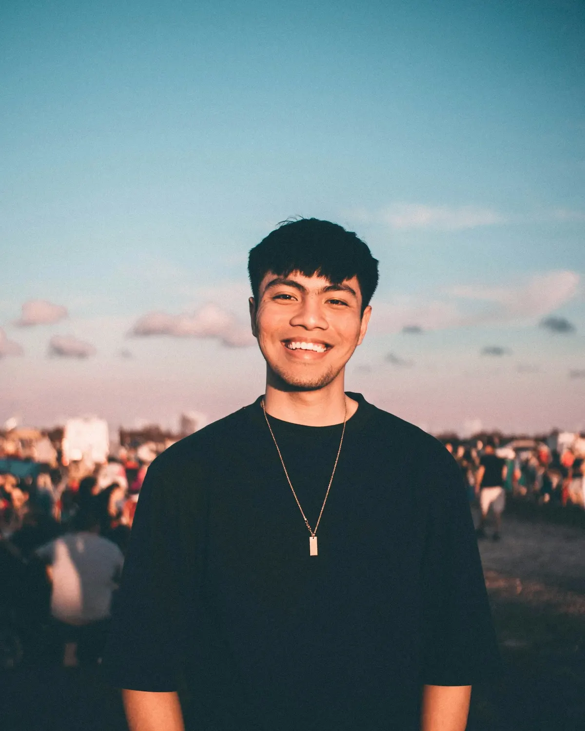 Homme souriant avec une coupe courte