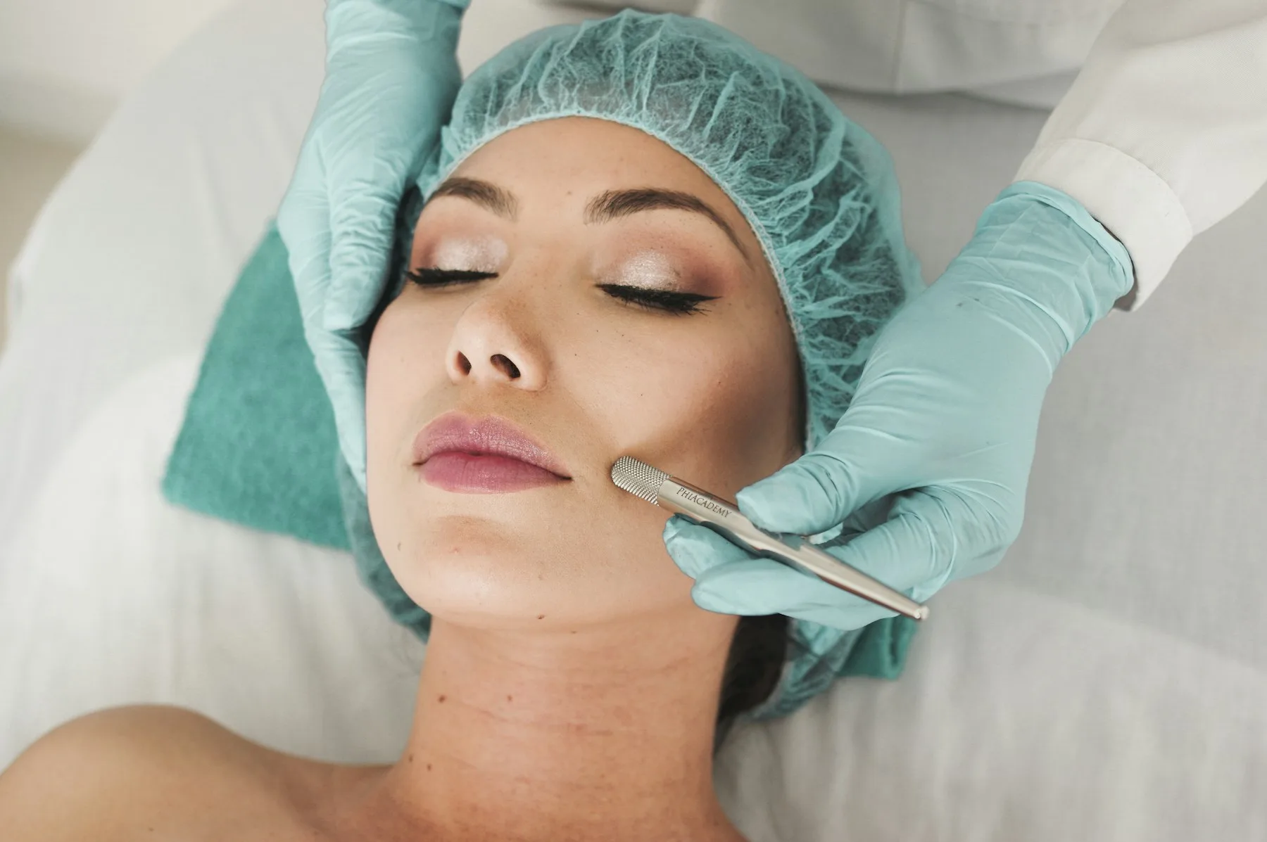 Soin du visage réalisé en cabine