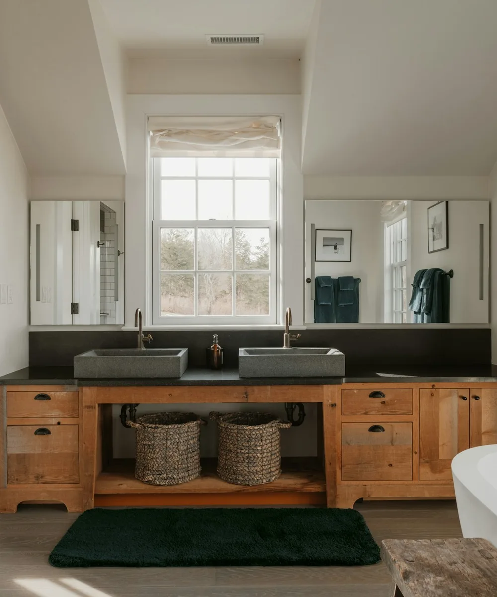 Salle de bain avec double vasque et meubles en bois
