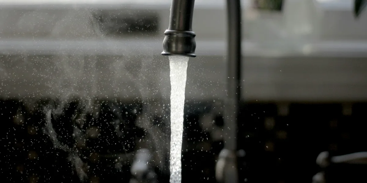 Eau coulant d’un robinet de cuisine
