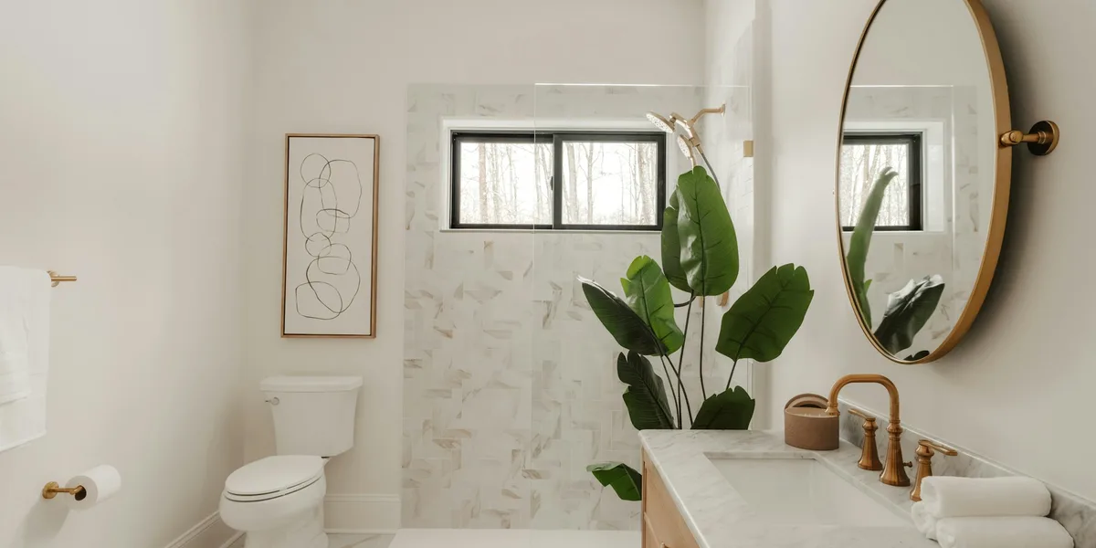 Salle de bain lumineuse avec douche et robinetterie en laiton